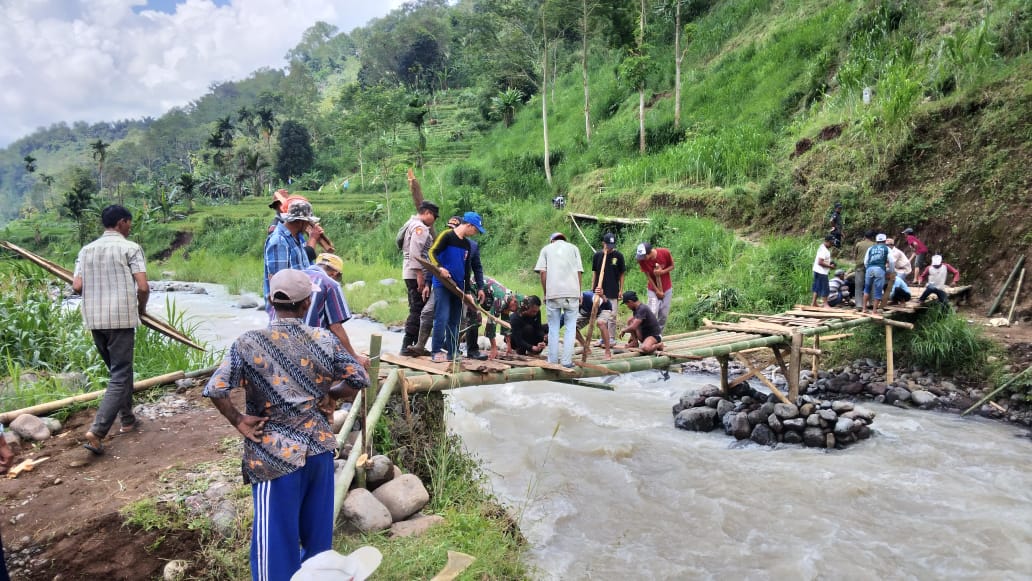 You are currently viewing Salut, Sinergitas TNI Polri Situbondo Bantu Warga Perbaiki Jembatan Rusak Akibat Banjir