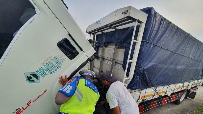 Read more about the article Salut, Anggota PJR Polda Jatim Jadi Montir Dadakan Saat Lihat Truk Mogok di Tol