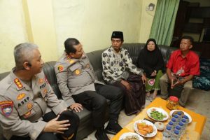 Read more about the article Dari Pintu ke Pintu Kapolda Jatim Dengarkan Curhatan Warga