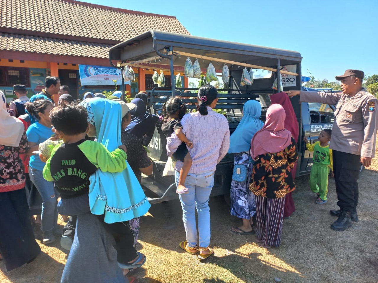 You are currently viewing Jumat Curhat dan Berkah, Polisi di Kediri Berbagi Sayuran