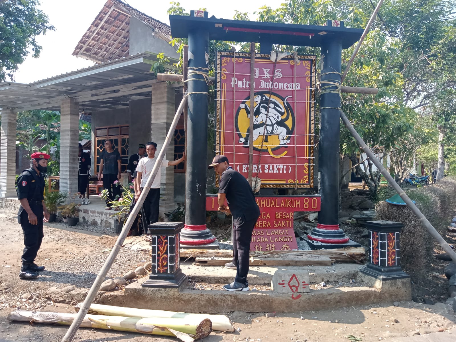 You are currently viewing 43 Tugu Pencak Silat dibongkar Sukarela, Kapolres Ngawi Apresiasi Warga Perguruan