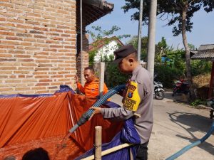 Read more about the article Tangani Dampak Kemarau Panjang Polisi dan BPBD Kota Blitar Rutin Droping Air Bersih Bantu Warga