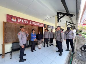 Read more about the article Selain Patroli di Tempat Wisata, Anggota Polres Batu laksanakan patroli di kantor Obyek vital dalam rangka OMB