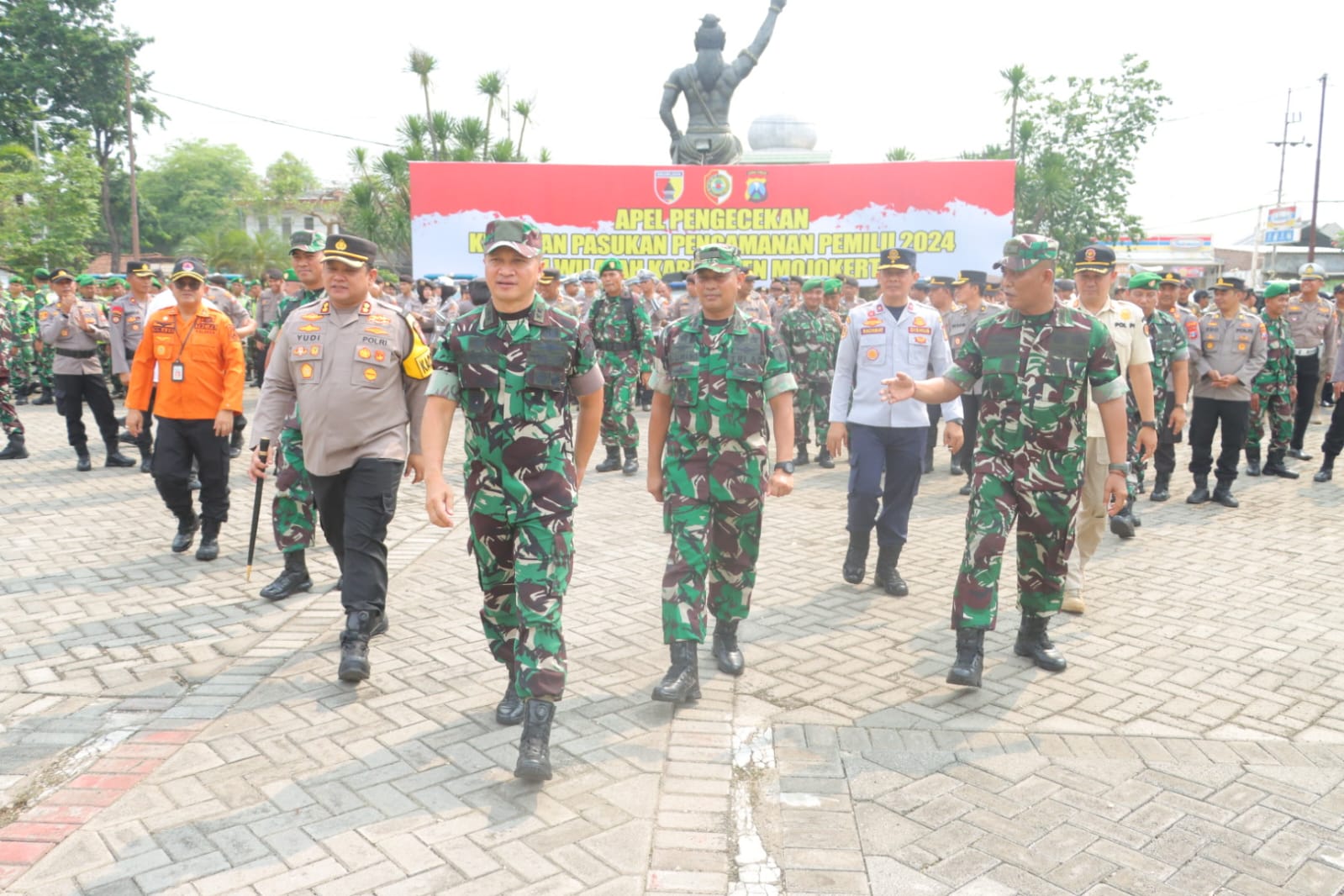 You are currently viewing Cek Kesiapan Pengamanan Pemilu, Timwas Mabes TNI Apresiasi Sinergitas Kodim dan Polres Mojokerto