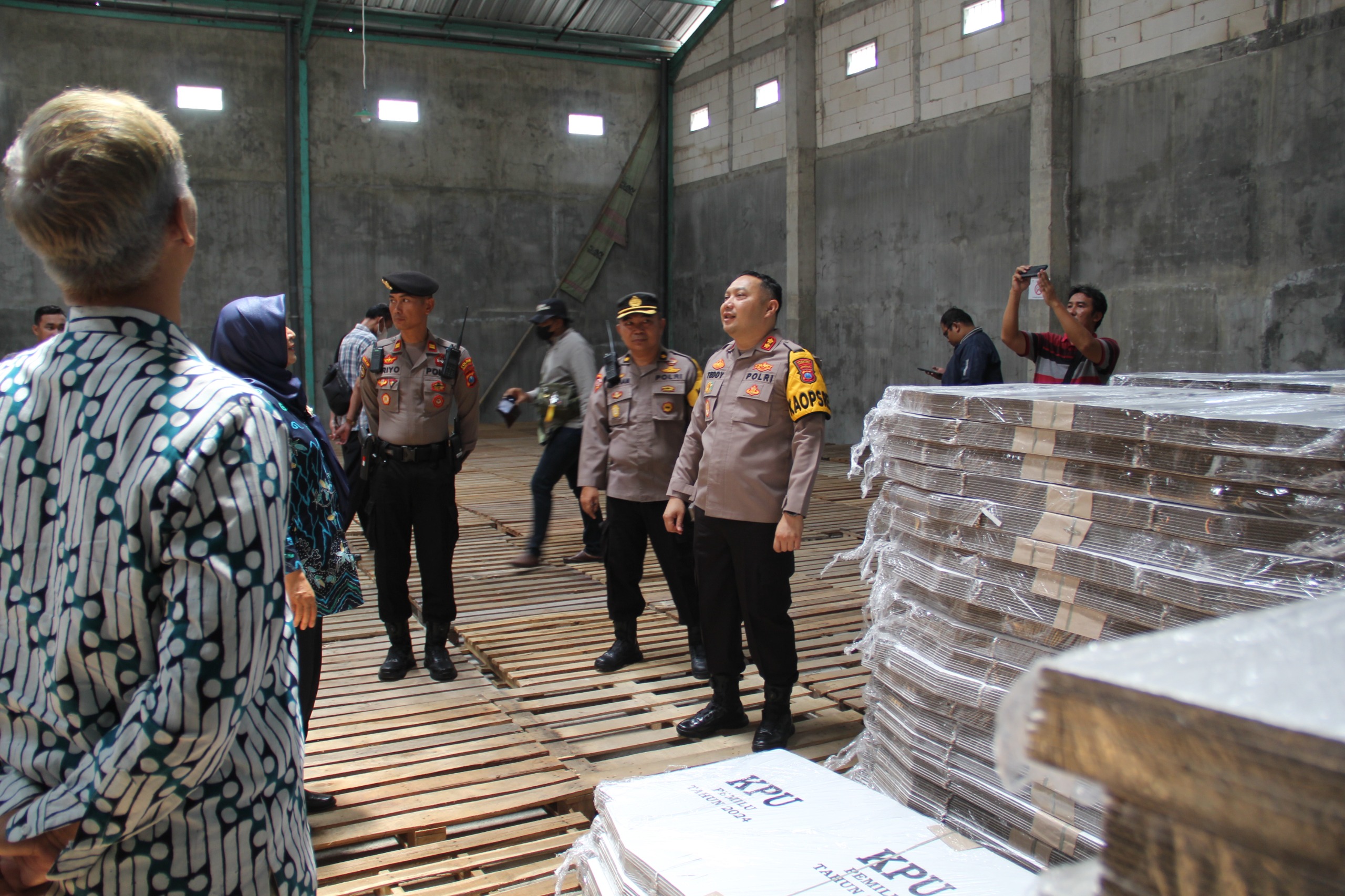 Read more about the article Pastikan Logistik Pemilu 2024  Aman, Kapolres Kediri Kota Cek Gudang KPU